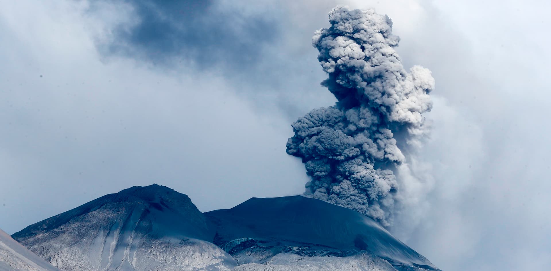 Desarrollan una plataforma que alerta sobre posibles erupciones volcánicas a partir de relámpagos