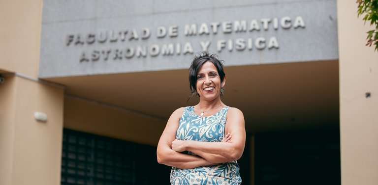 Investigadores de la UNC crean un microchip para ver cómo «nadan» las bacterias del suelo 